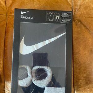 Nike Newborn 3-Piece Set in Black and White